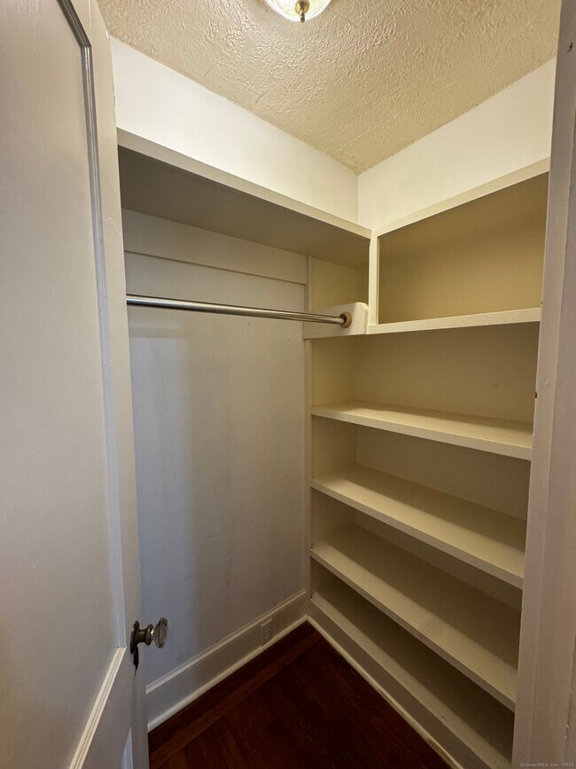 Building Photo - 809 Whitney Ave