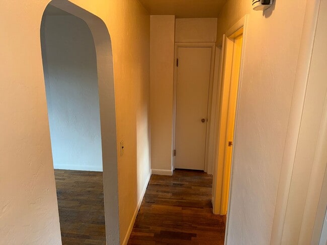 Building Photo - Updated 2 bedroom 1 bath duplex in Eugene!