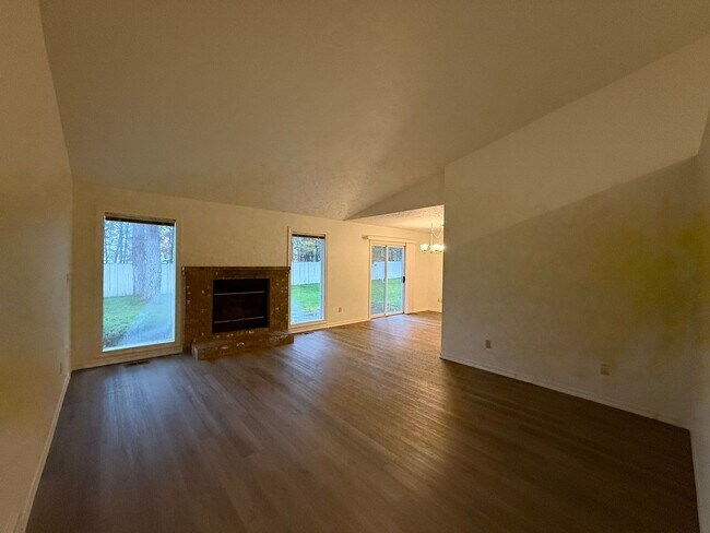 Building Photo - Stunning 3 Bed, 2 Bath Home near Riverside...