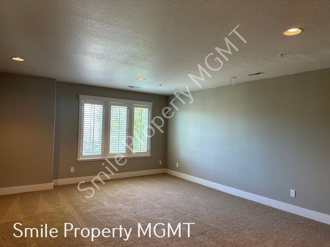 Building Photo - single house