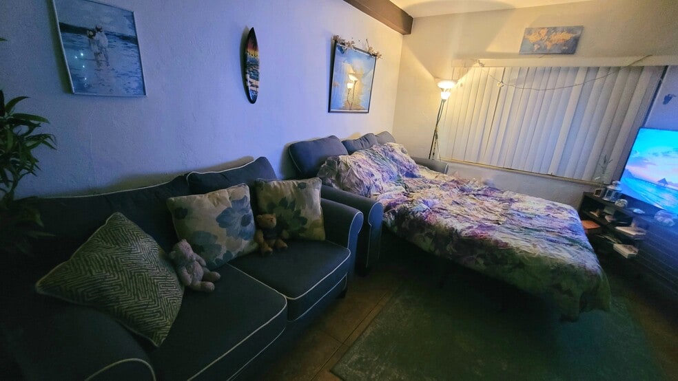 Building Photo - 7400 Harding Ave