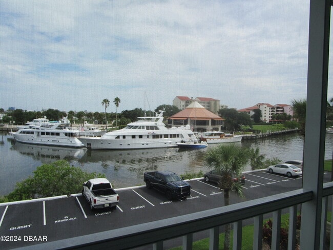 Building Photo - 715 S Beach St