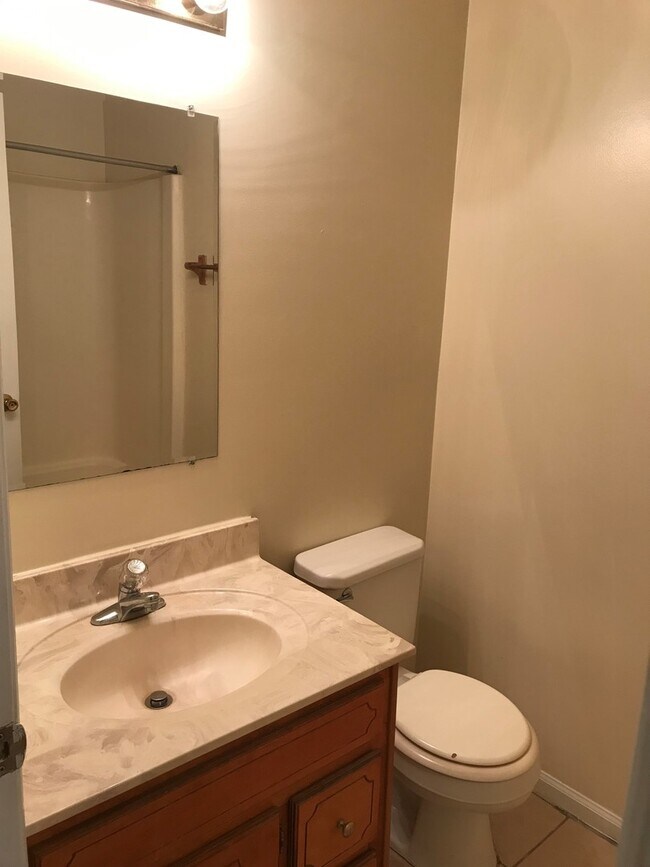 Building Photo - 1BR 1BA Ground Level Apt. **Free Water** -...