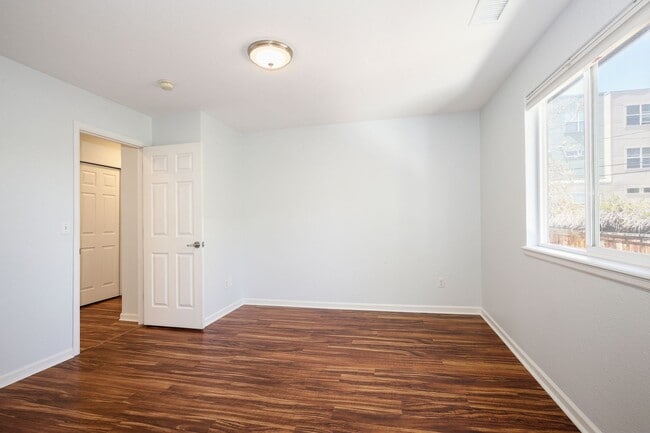 Building Photo - Beautiful 3 bed / 2 bath duplex in Uptown Neighborhood!