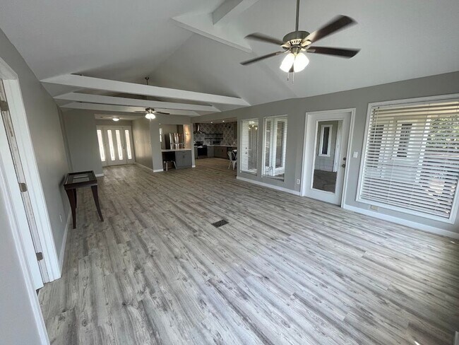 Building Photo - NEW ON MARKET