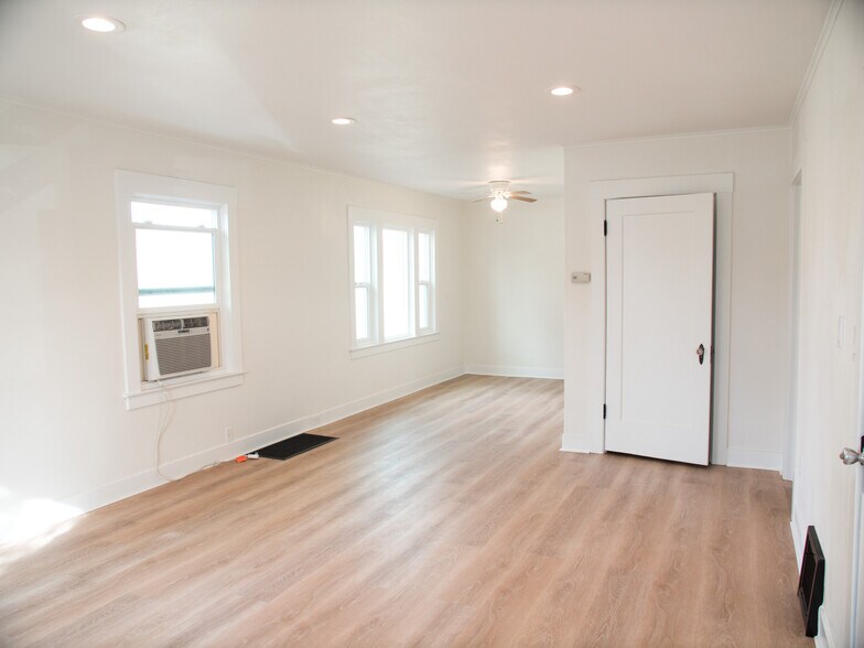 Building Photo - 420 Main St