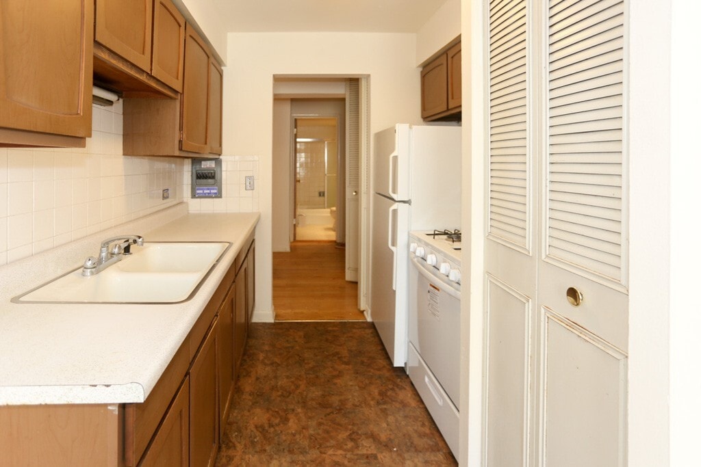 Building Photo - 515 W Briar Pl