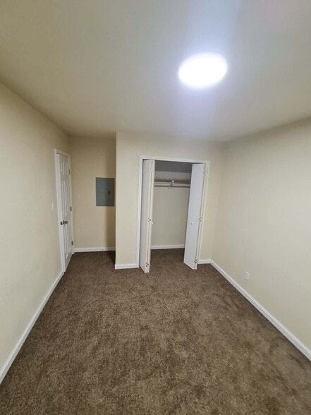 Building Photo - 527 Oak Lawn Dr