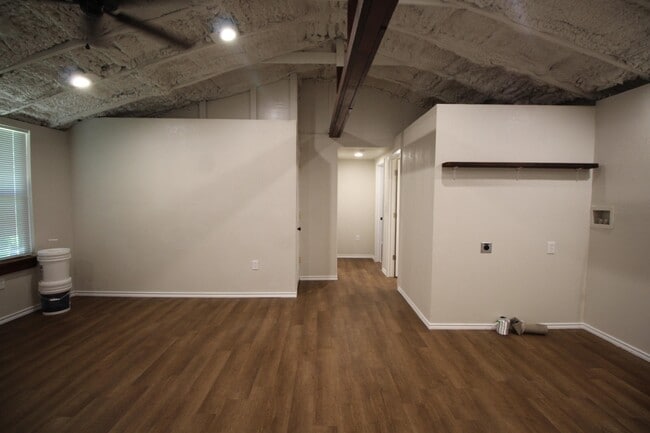 Building Photo - 213 N Waldrip St