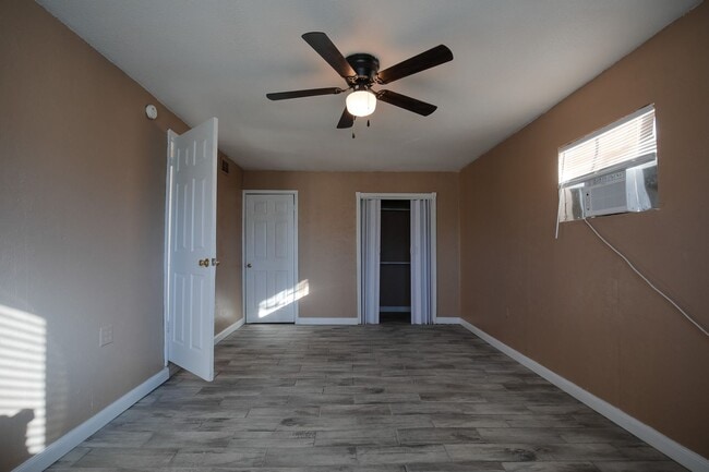 Building Photo - Cute 3 bedroom, 1 Bath Home on a large corner lot