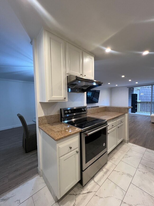Building Photo - 6526 Ocean Crest Dr