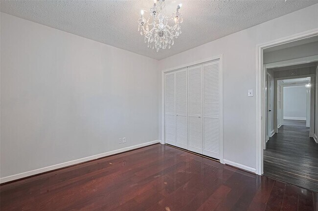Building Photo - 8045 Ridgeview Dr