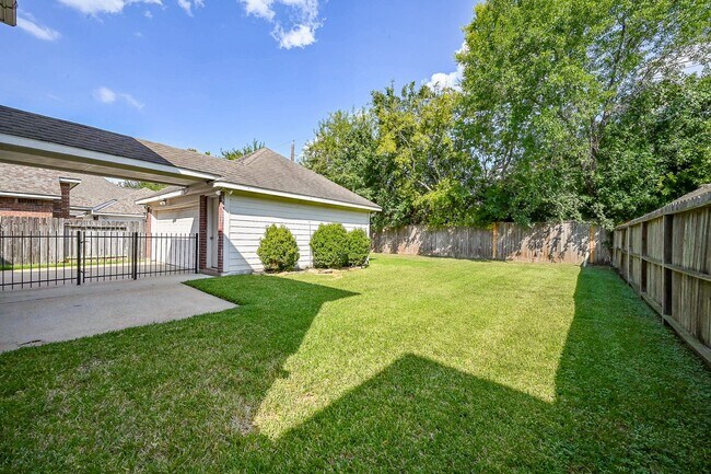 Building Photo - 1547 Lakeside Enclave Dr