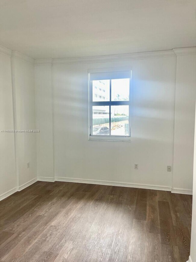 Building Photo - 9172 Collins Ave