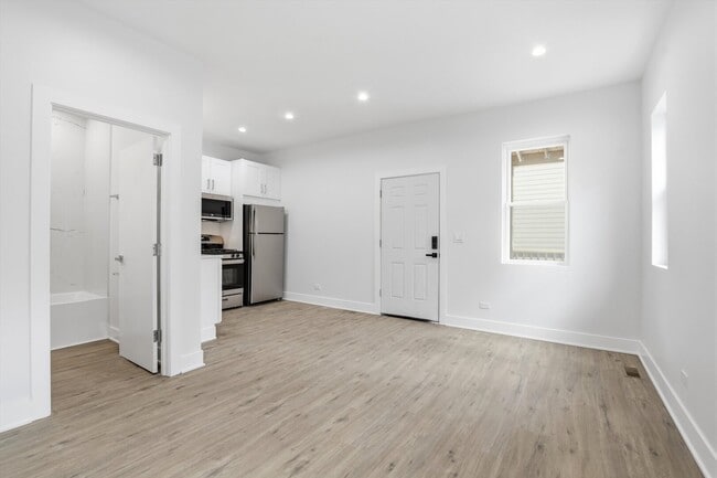 Building Photo - 3040 N Drake Ave