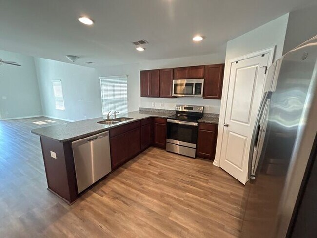 Building Photo - 424 Keeble Dr