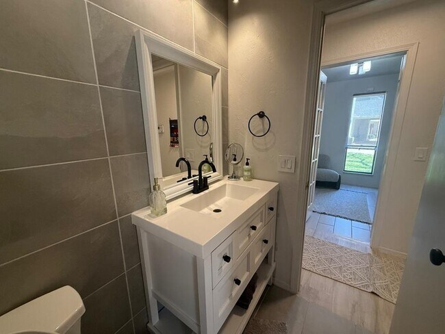 Building Photo - 1925 Bunting Ct