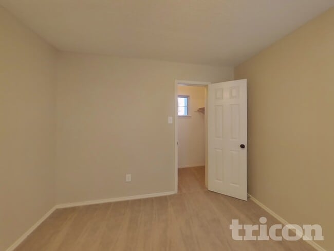 Building Photo - 513 Valley View Dr