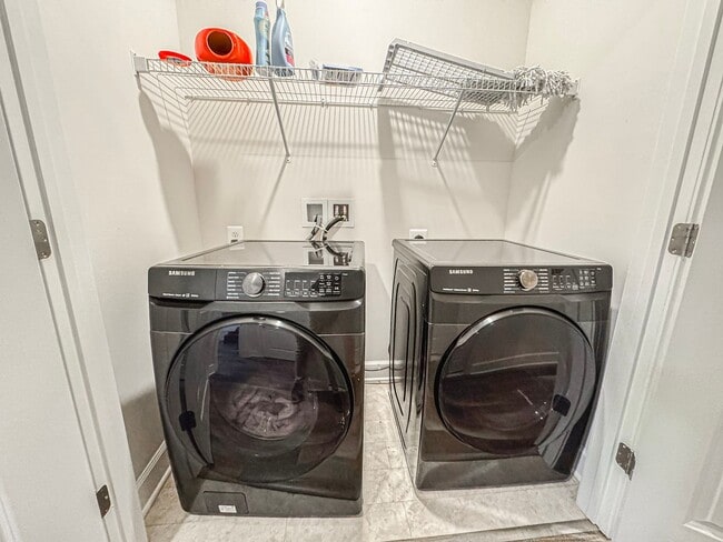 Building Photo - Modern 3 Bed 2.5 Bath End-Unit Townhome With Deck In The Landing At Cannon Branch