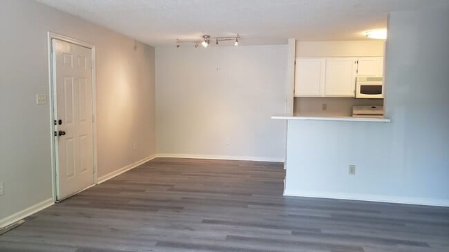 Building Photo - READY NOW!