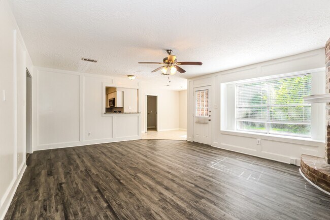 Building Photo - 24106 Creekview Dr