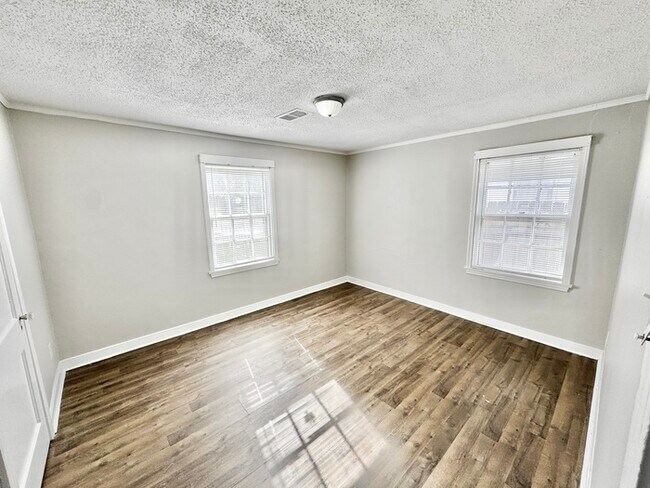 Building Photo - 2736 Dunn Ave