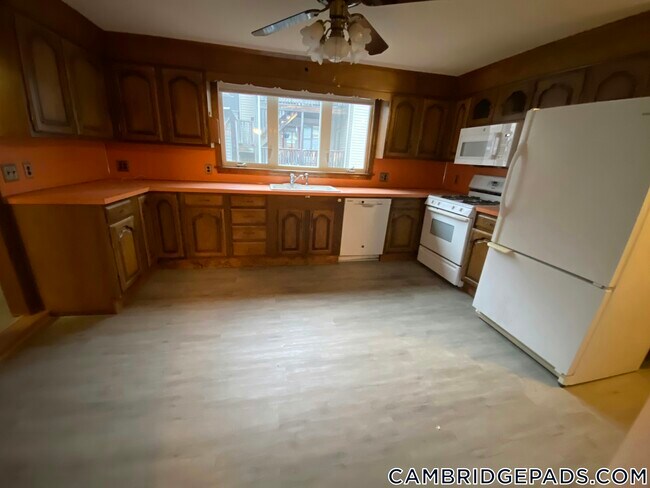 Building Photo - 161 Otis St