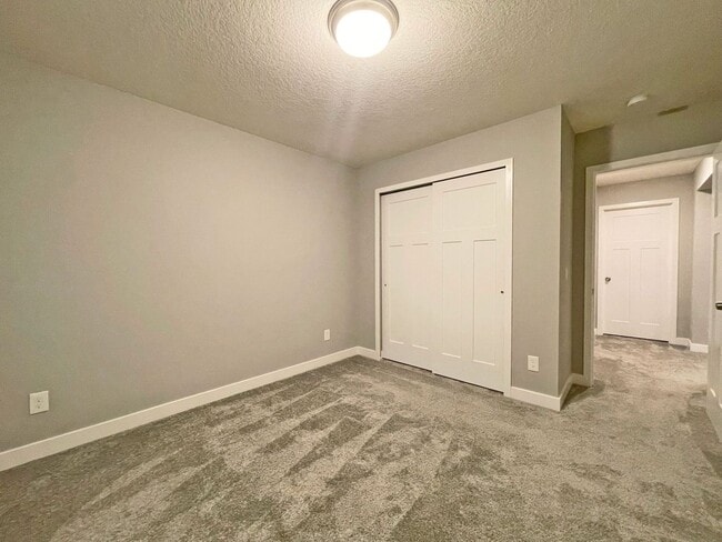 Building Photo - Sparkling, SPACIOUS Like-New Home with 3 B...