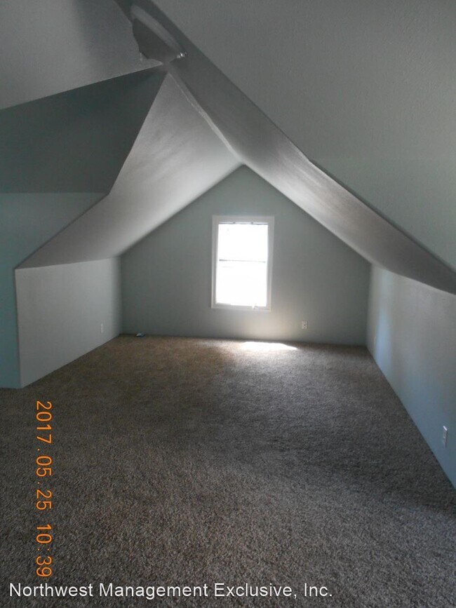 Building Photo - 3 br, 1.5 bath House - 2037 NE Dallas St.