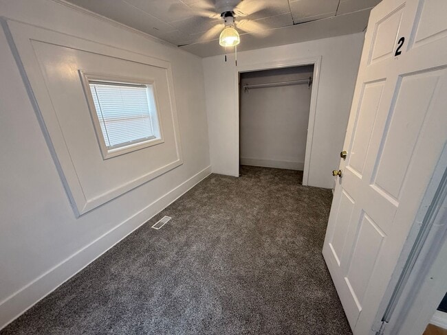 Building Photo - Large Duplex Available 6BD 2 BTH