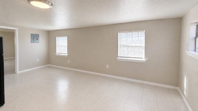 Building Photo - Private Detached 1-Bedroom Apartment with Backyard