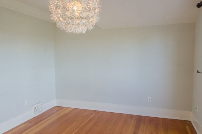 Building Photo - 4Bd/2.75Ba Seattle House