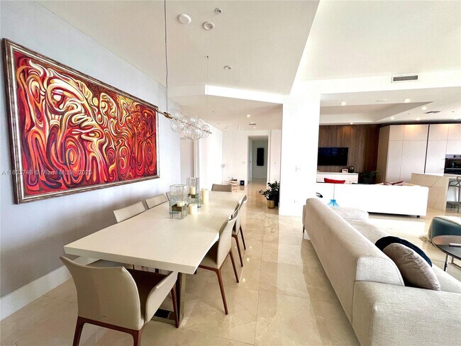 Building Photo - 848 Brickell Key Dr