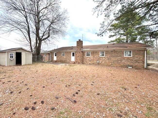 Building Photo - Move-In Ready 3 Bedroom Home with Garage & Private Yard