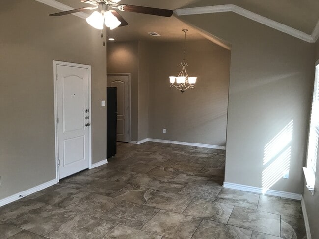 Building Photo - Beautiful 3 Bedroom, 2 Bath Duplex Near Cl...