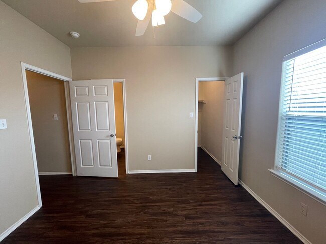 Building Photo - 105-107 Sunburst Court