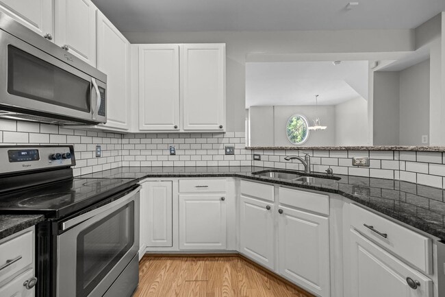 Building Photo - Spacious 3 Story Townhome Located in the Heart Raleigh! Available Now!