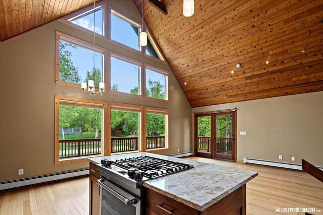 Building Photo - Hillside Retreat