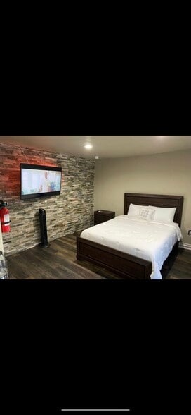 Building Photo - 2712 E Dominguez St