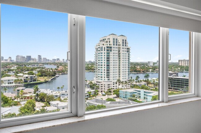 Building Photo - 3000 Holiday Dr