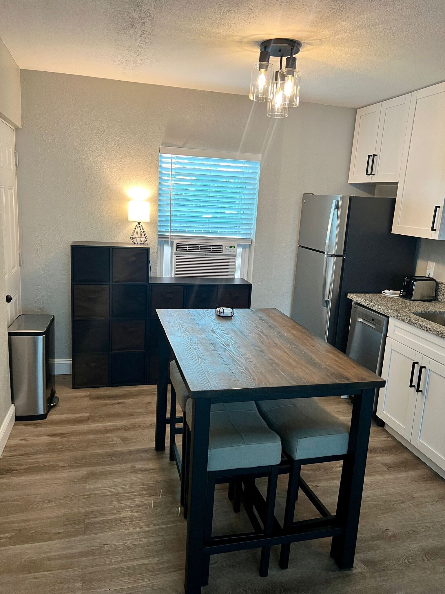 Building Photo - 401 S Mars Ave