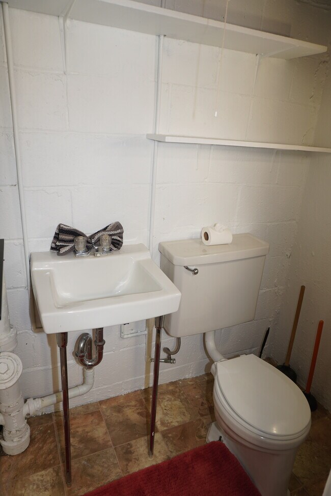 Building Photo - 137 Riverthorn Rd