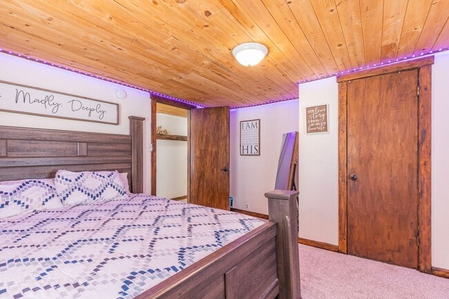 Building Photo - Private 3 bedroom, 1 bath with Large Fenced-in Backyard