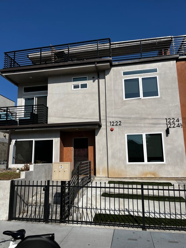 Building Photo - 1222 Alexandria Ave