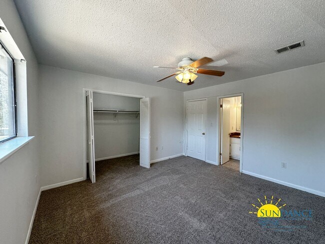 Building Photo - Charming 2 Bedroom Townhouse Located in FWB!