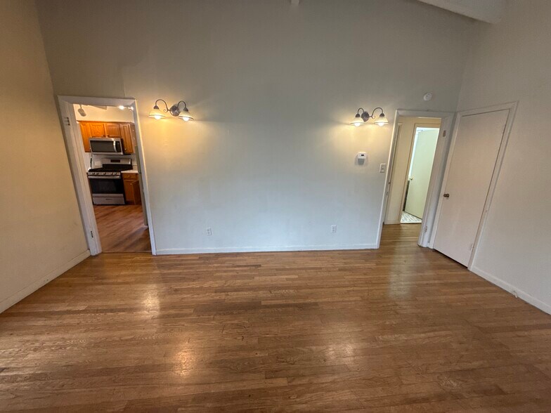 Building Photo - 1009 Hampton St NW