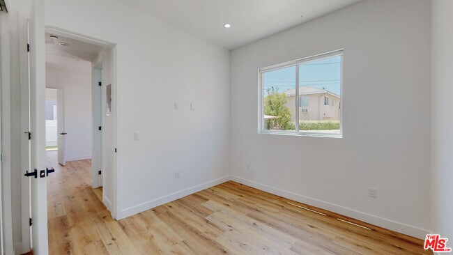 Building Photo - 4460 W Maplewood Ave