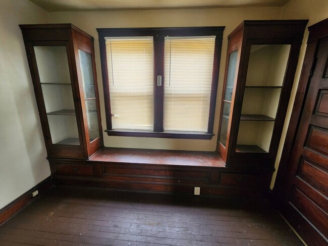 Building Photo - 2954 E 67th St