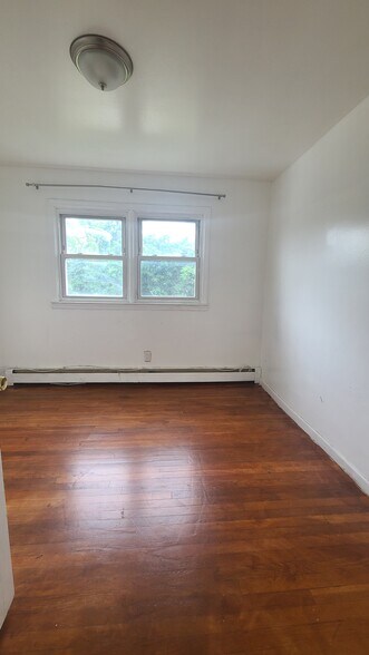 Bedroom 3 - 21-23 Oxford St