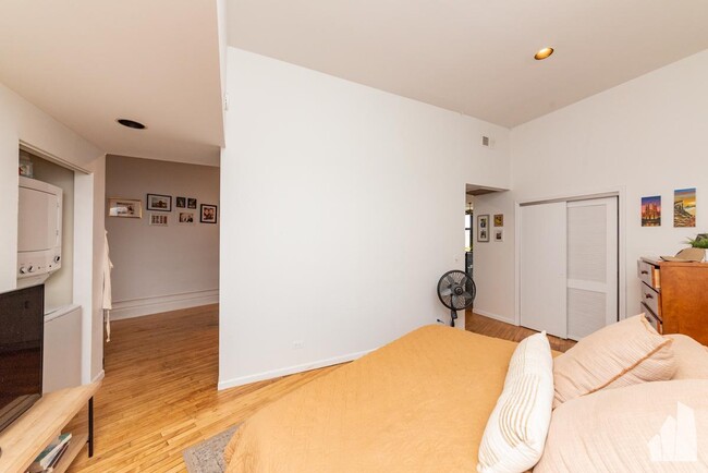 Building Photo - 1 bedroom in Chicago IL 60622